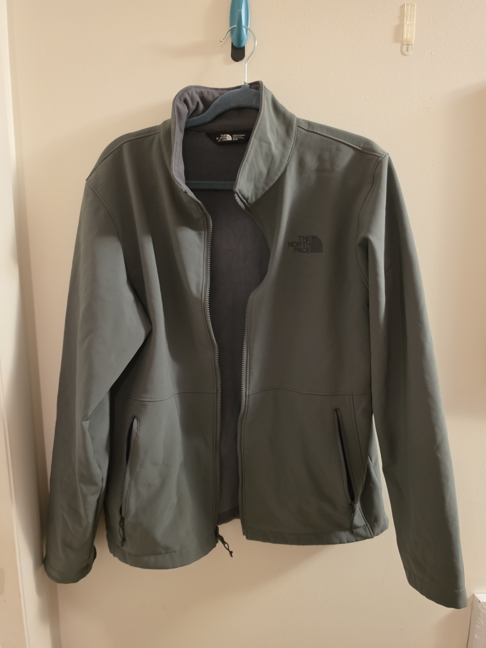The North Face Men’s Softshell Jacket in Size M